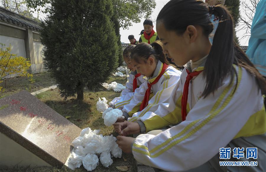 烈士家属祭奠遭拒 打洞进小学上坟