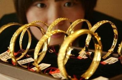 金价下跌带动金饰降价趋势解析