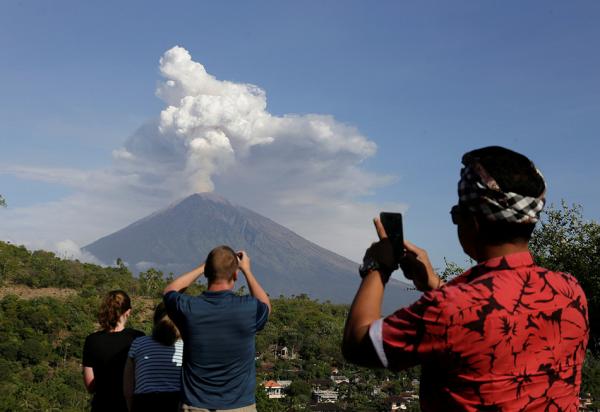 印尼火山喷发后中国游客滞留，救援行动与反思