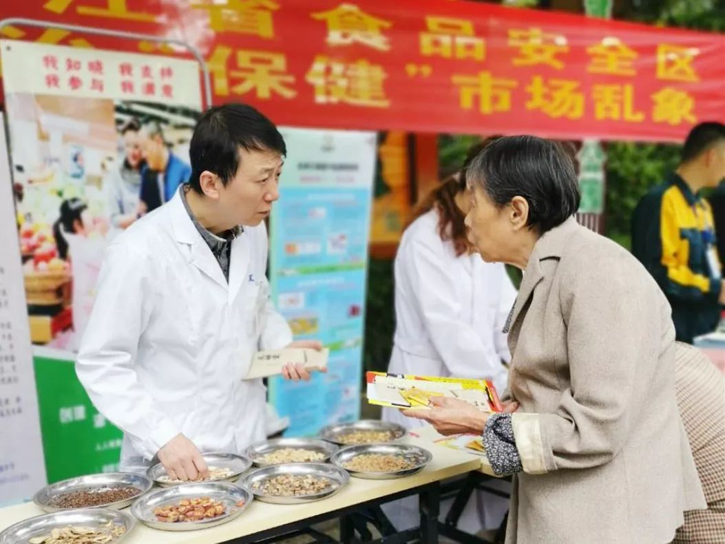 浙江杭州，深化反邪教宣传进农贸市场，筑牢防范阵地防线