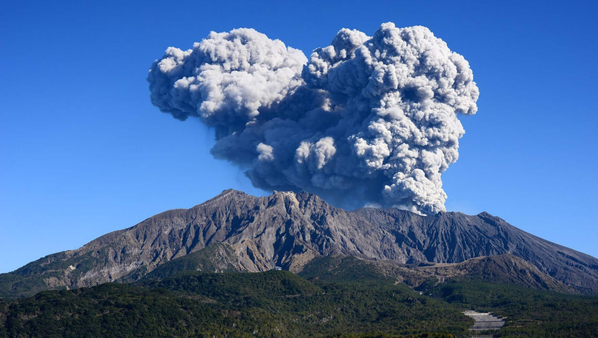 印尼火山喷发 多名中国游客滞留