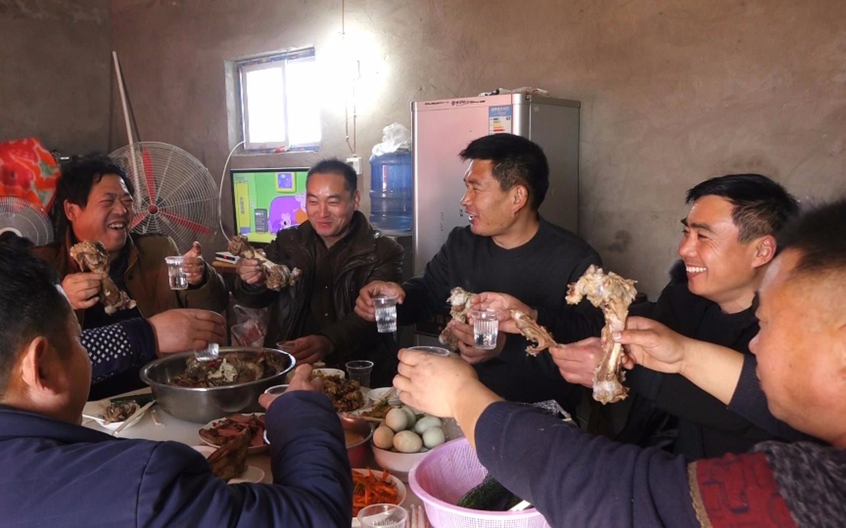 地区村干部工作日聚餐饮酒事件曝光，反响与回应引热议，启示深刻