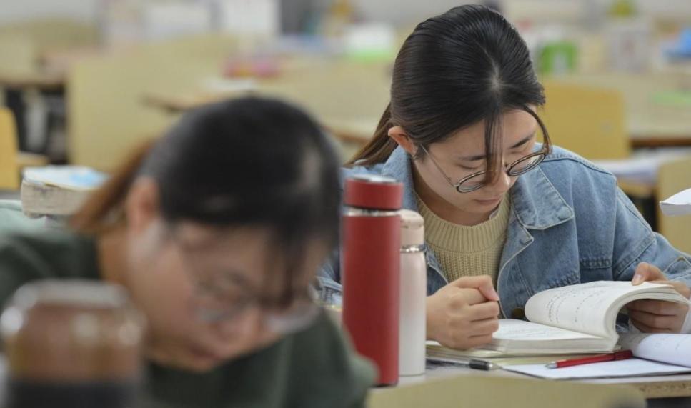 女士公务员面试着装指南，实用指南与图片示范