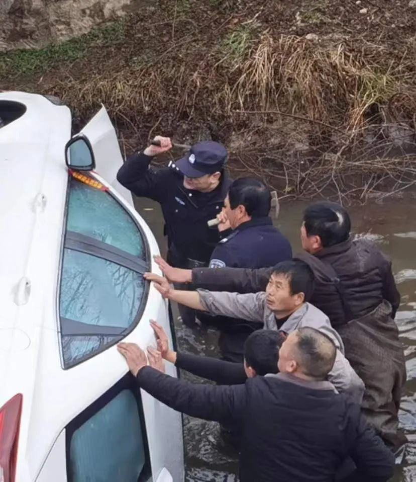 民警英勇跳河营救，车辆失控坠河事件