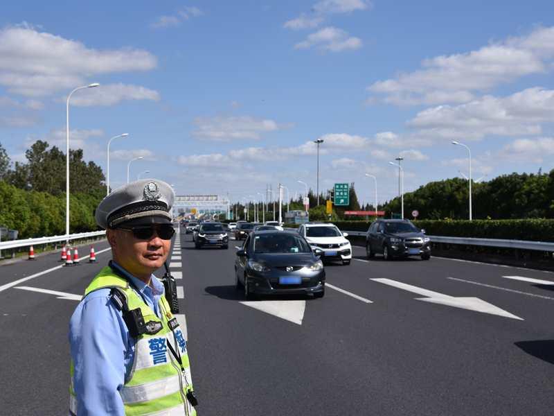 第一批返程人群上路遭遇拥堵现象